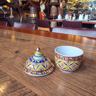 Hand painted Benjarong Bowl w lid D - 10 CM