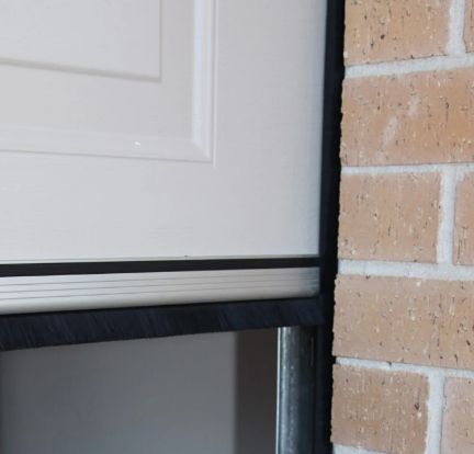 Cobra Bottom Door Seal - 5000mm - Cobra M - 0-40mm Gap - 30mm Brush - Dust - Black Insert