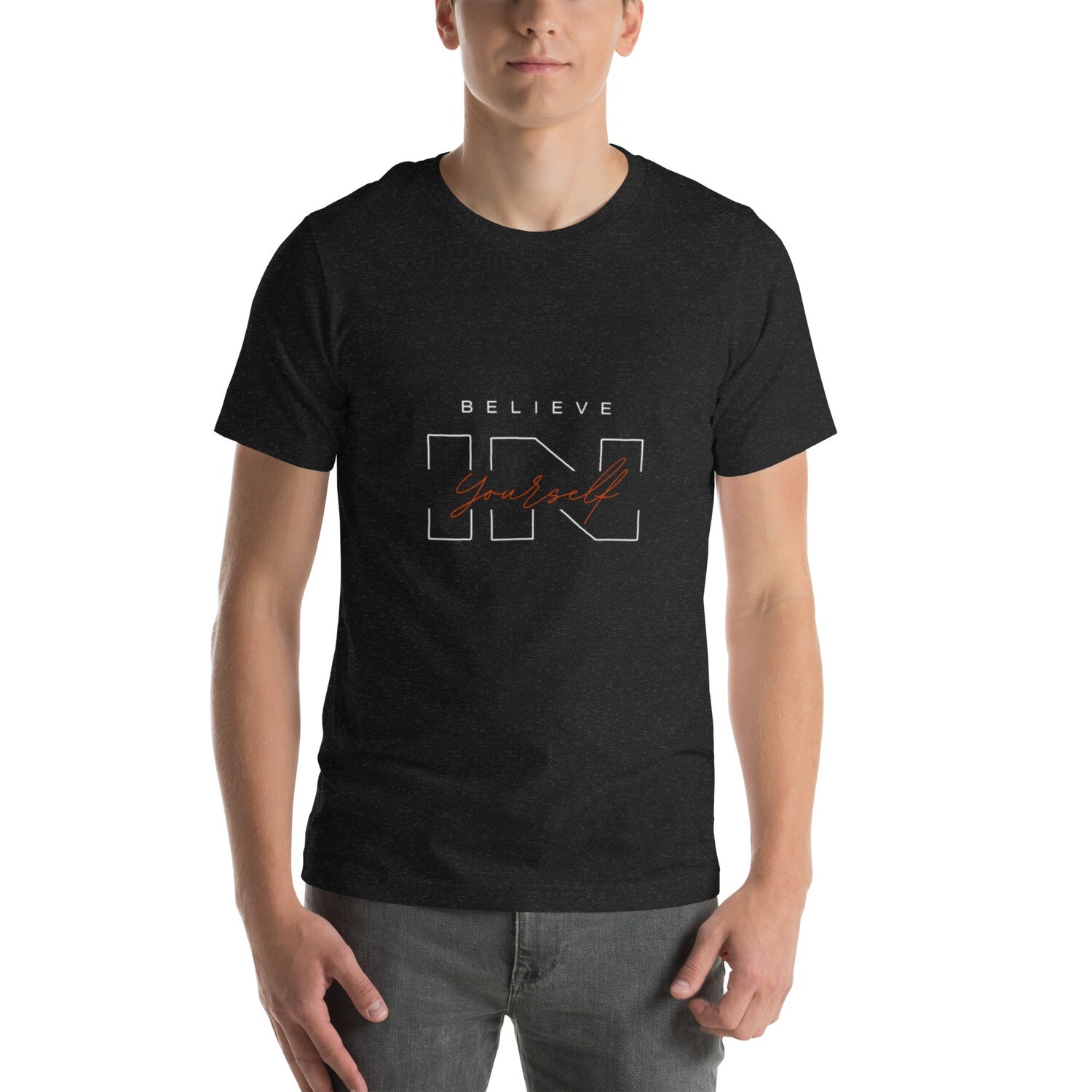 Männliches Modell trägt schwarzes nachhaltiges Unisex T-Shirt mit dezentem Schriftzug-Print, front – hergestellt aus 100 % Bio-Baumwolle für umweltbewusste Mode.