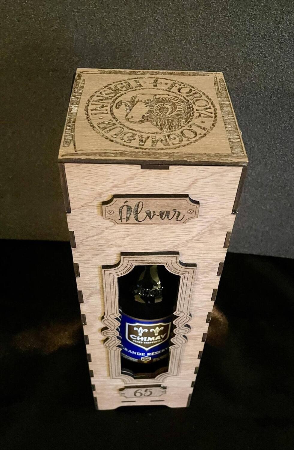 Vín- ella  whiskeyskrín við navnið og/ella árið