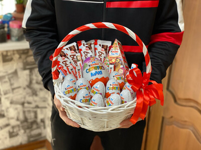 Подарочная корзина Kinder Surprise