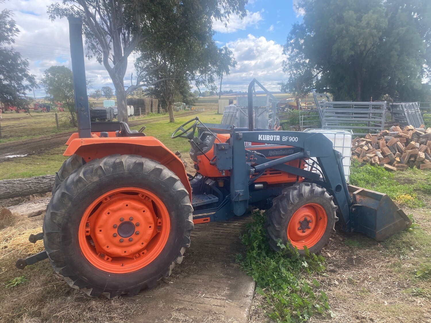 Kubota L4150 FEL tractor