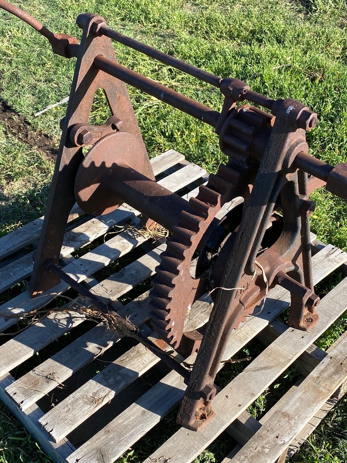 Garden Art-Antique Winch (Y012)