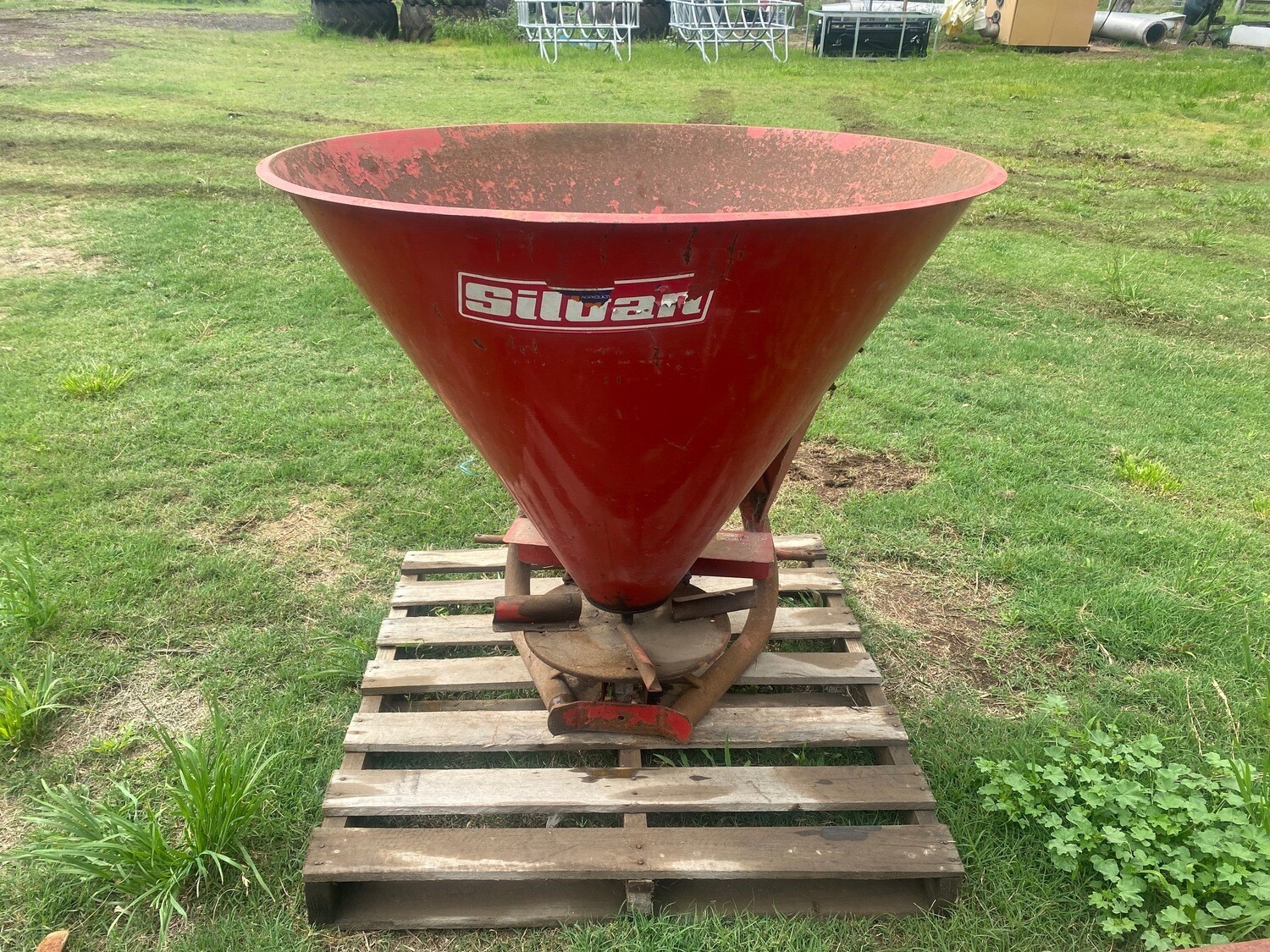 ​Silvan fertiliser spreader