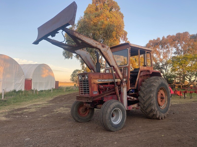 ​International 686 FEL tractor