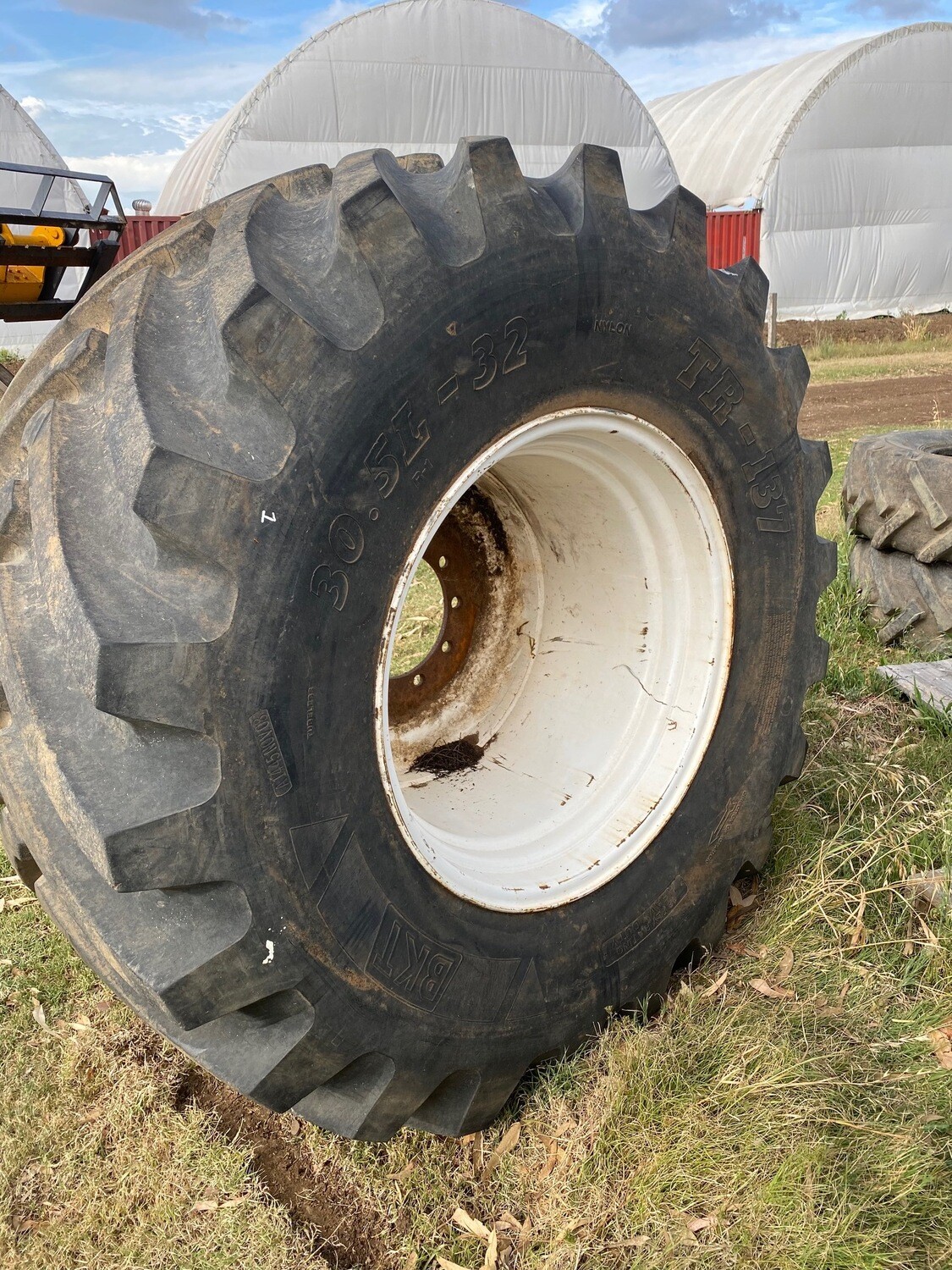BKT 30.5-32 tyre and rim