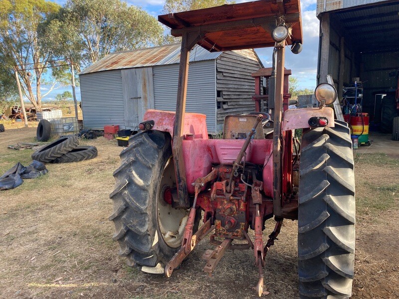 ​International 474 tractor w/ forklift