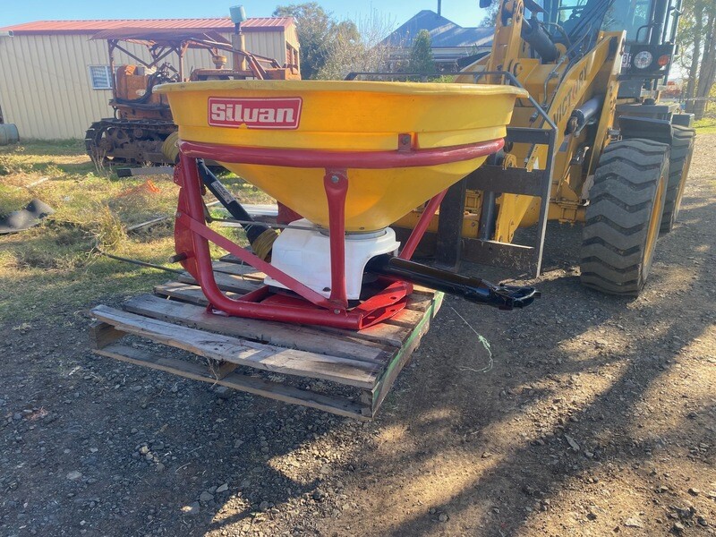 Silvan Oscillating fertiliser spreader