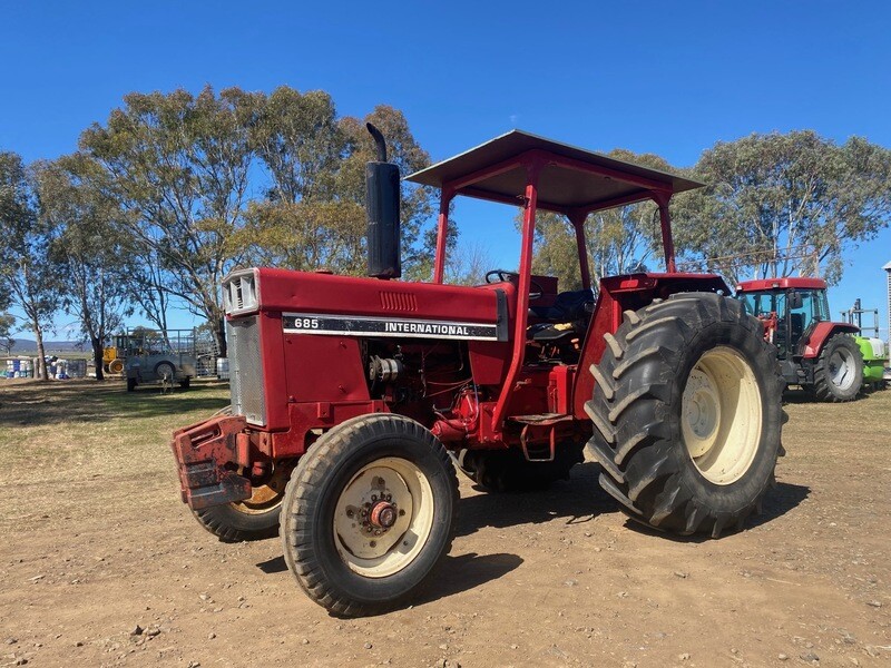 International 685 tractor