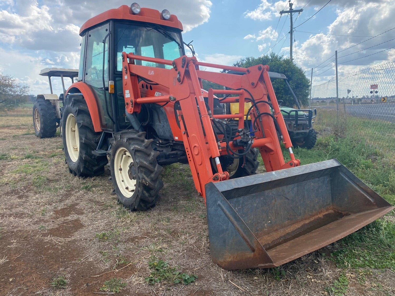Kioti DK551C tractor w/loader and 4in1 bucket