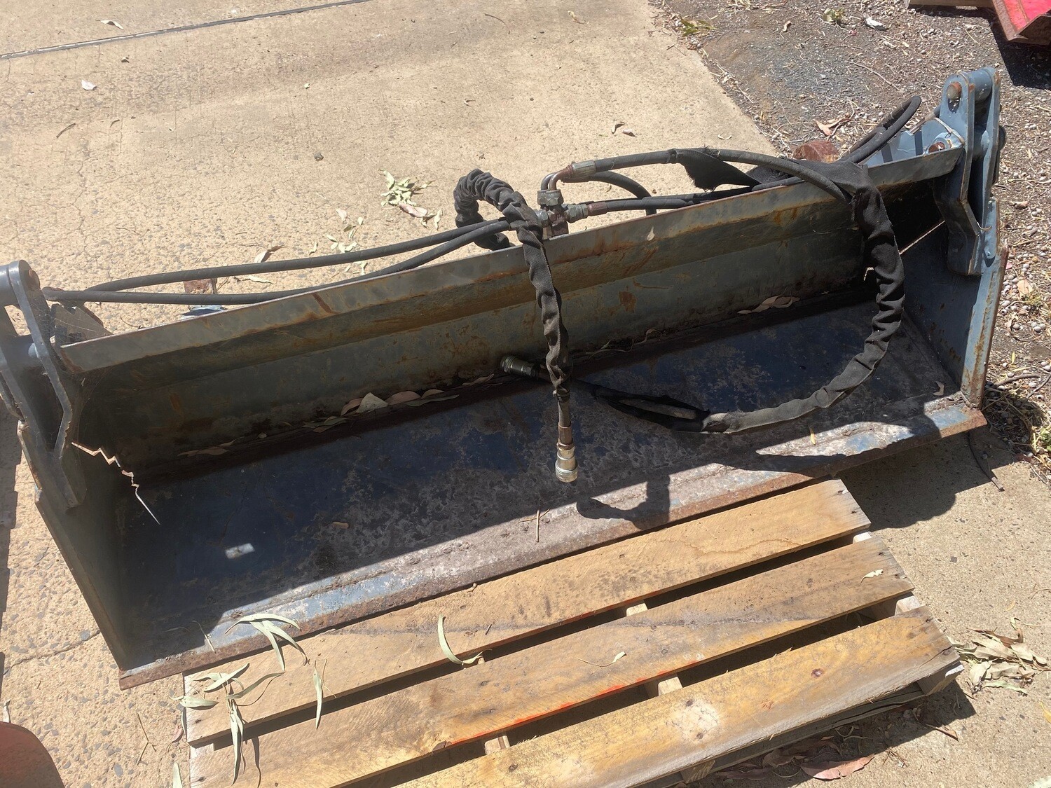 Tractor bucket 4 in 1 (eurohitch)