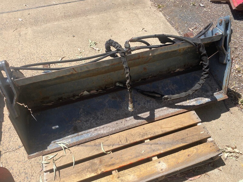 Tractor bucket 4 in 1 (eurohitch)