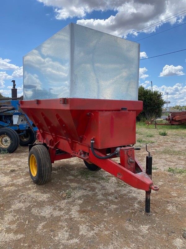 ​Trailed fertiliser spreader