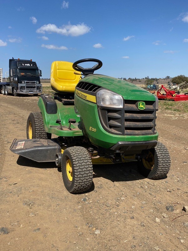 John Deere e120 Ride on mower