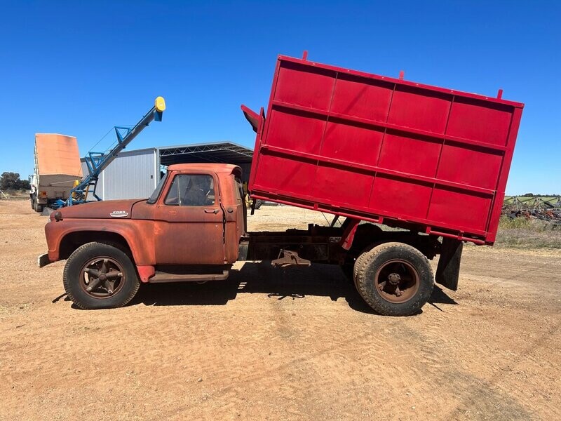 ​Ford F700 tipper truck