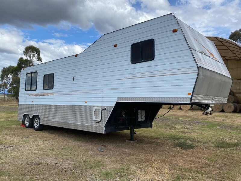 Gooseneck caravan