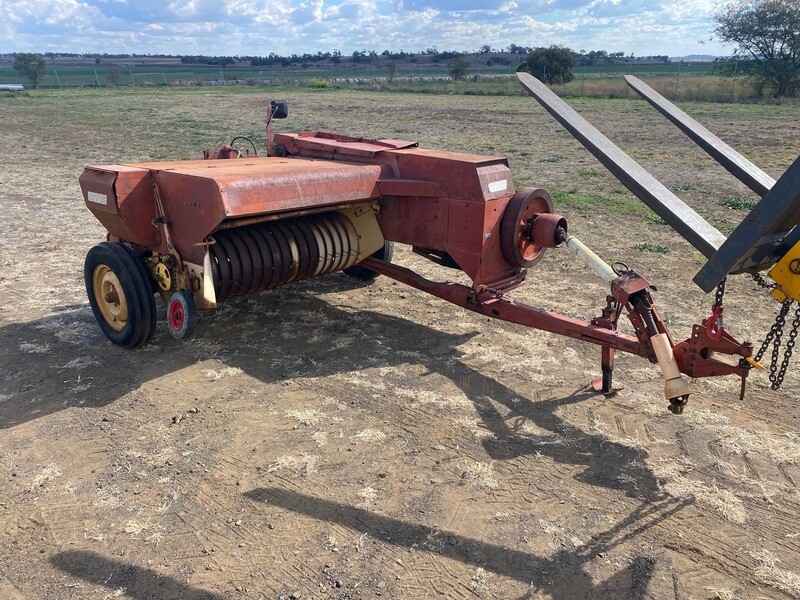​New Holland 275 baler