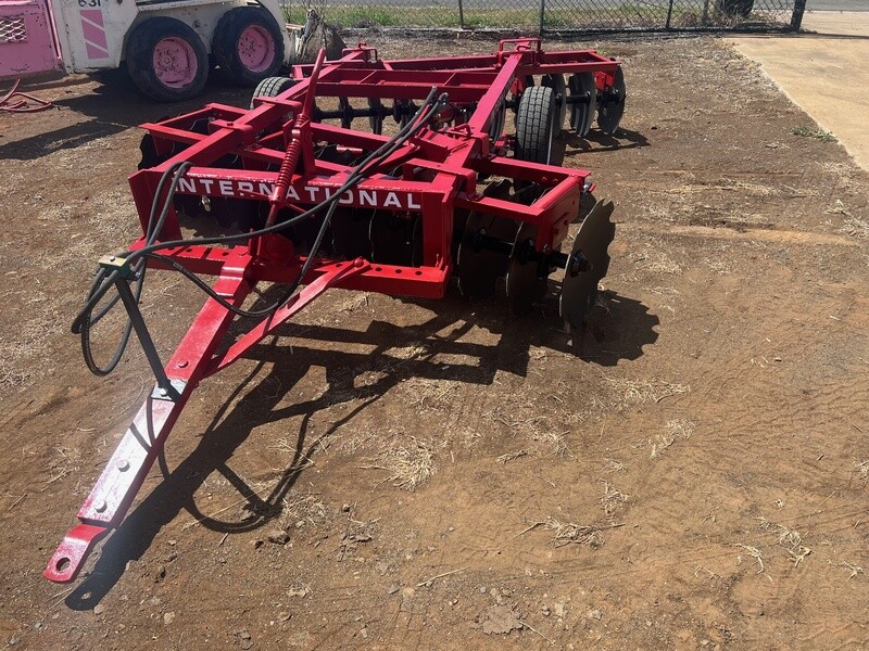 International 3-4 offset plough - 24 plate