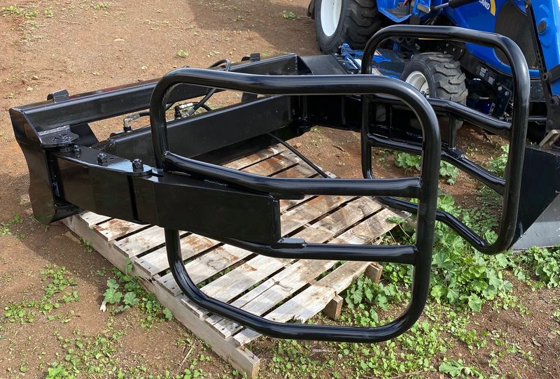 Challenge Hay Bale Grab (Euro hitch) - G062