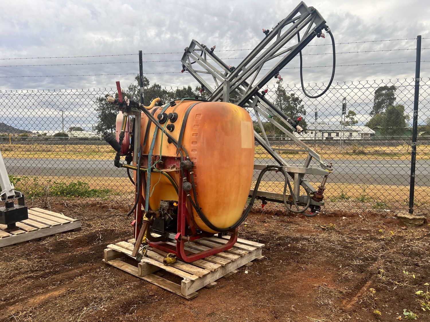 Hardi linkage sprayer - 12m boom - 600lit tank