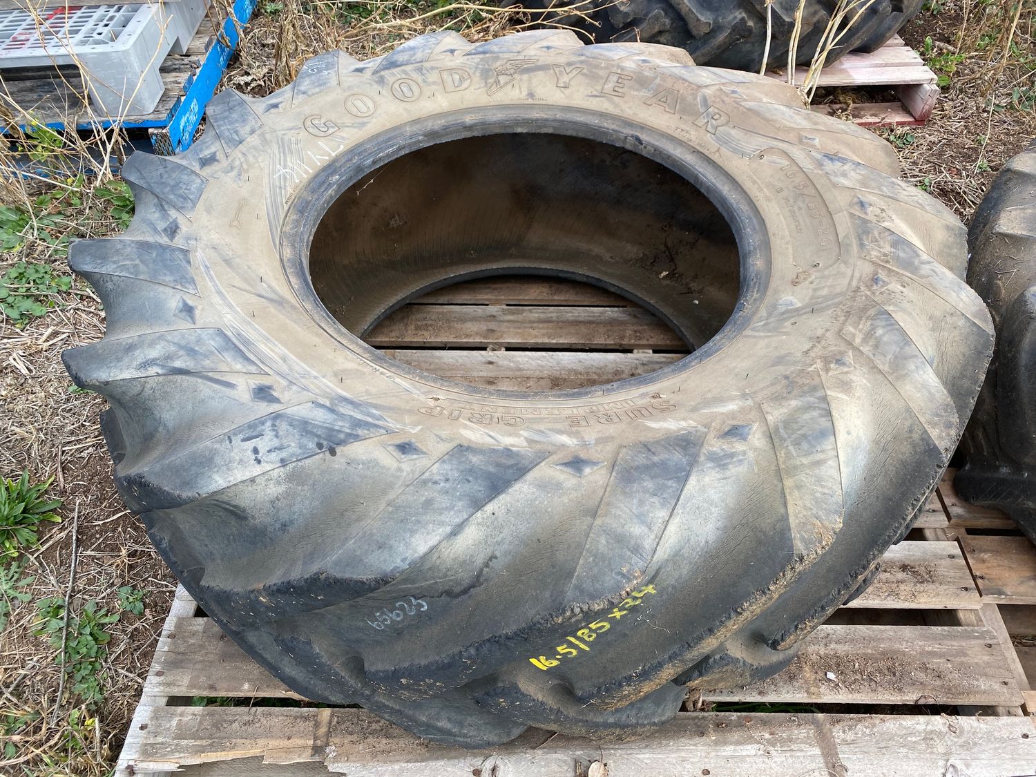 16.5/85 R24 tractor/loader tyre