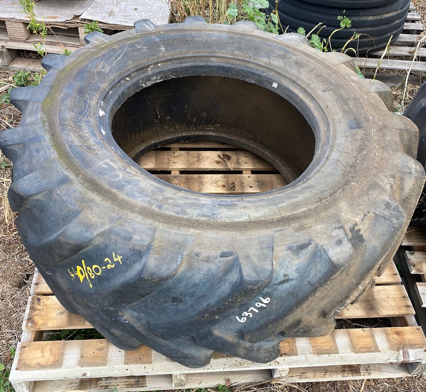 440/80 R24 tractor/loader tyre