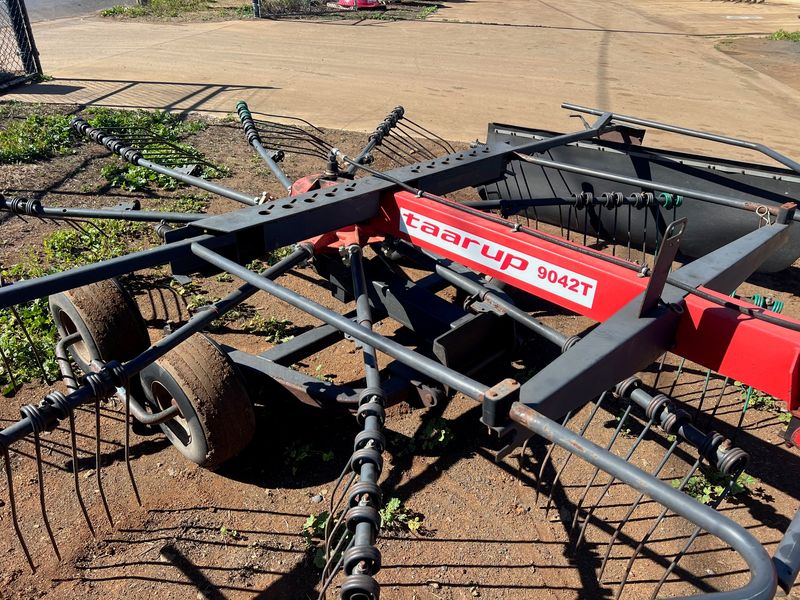 Kverneland/Taarup 9042T hay rake