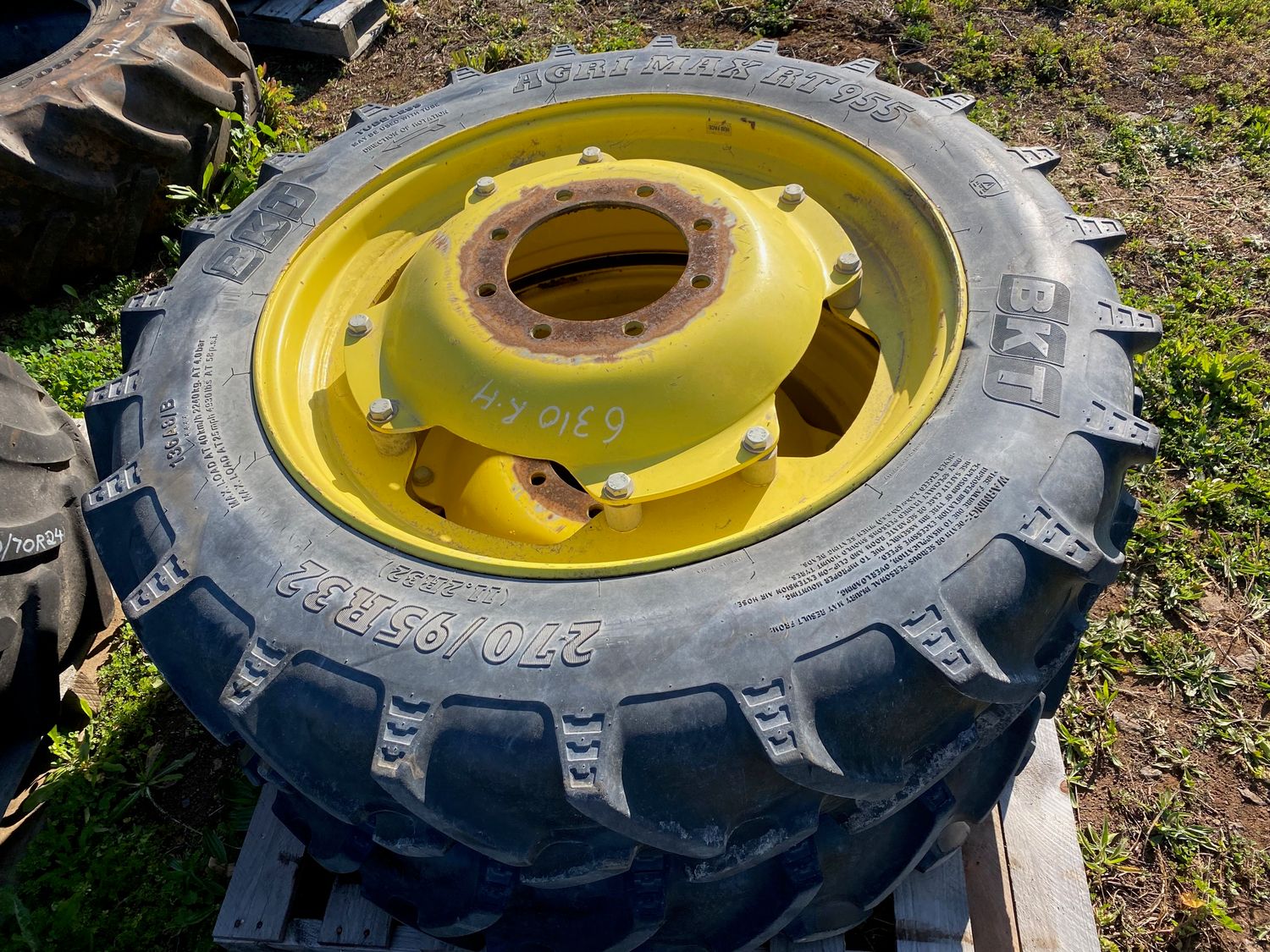 270/95 R32 BKT tractor tyres and Rims