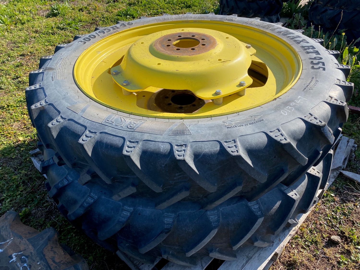 300/95 R46 BKT tractor tyres and Rims