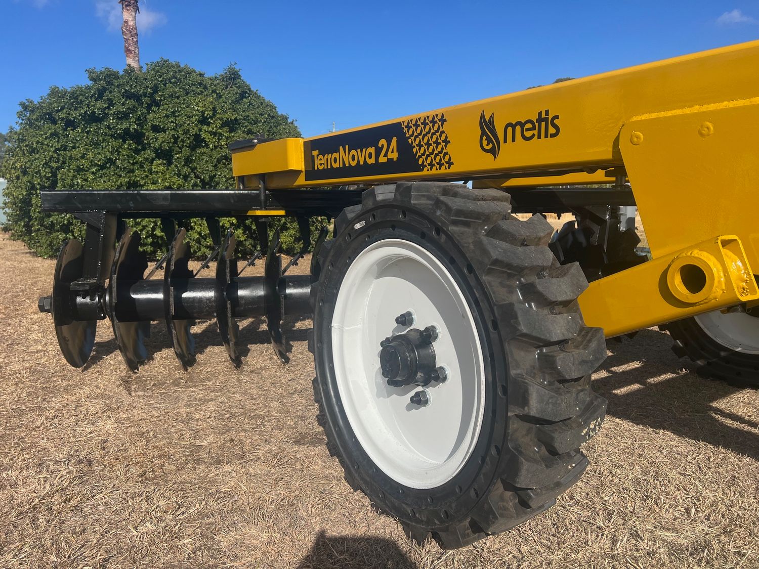 Metis TerraNova 24 plate offset disc with "Hydra-Just"