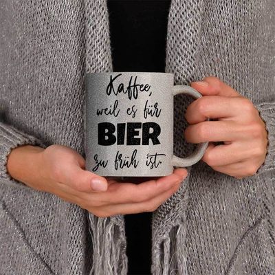 Kaffee, weil es für Bier zu früh ist Tasse mit Glitzereffekt (Glitzertasse)