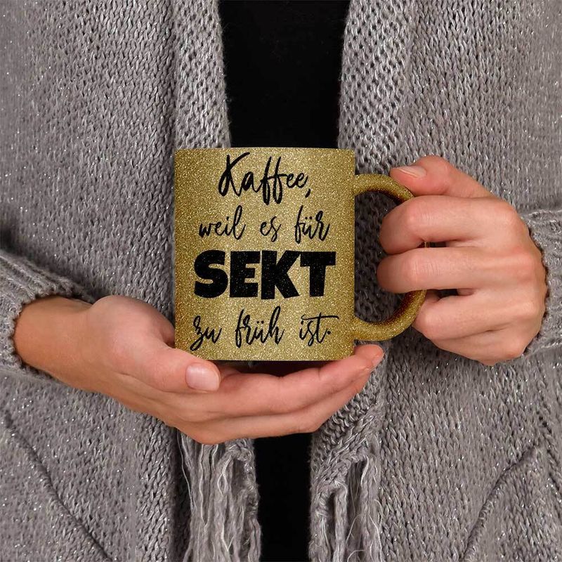 Kaffee, weil es für Sekt zu früh ist Tasse mit Glitzereffekt (Glitzertasse)