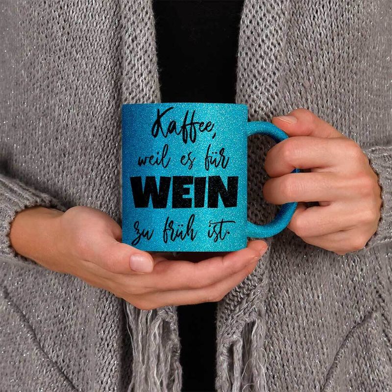 Kaffee, weil es für Wein zu früh ist Tasse mit Glitzereffekt (Glitzertasse)