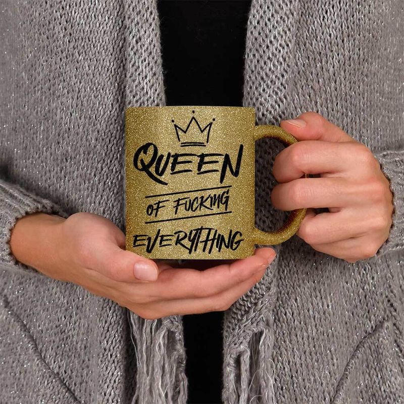 Queen of fucking everything Tasse mit Glitzereffekt (Glitzertasse)