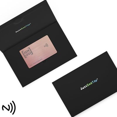 Kontaktlose NFC-Visitenkarte graviert mit eigenem Logo/Firmenlogo aus gebürstetem Edelstahl - Farbe: Brushed Rosé Smartphone NFC-Visitenkarte aus Metall in Geschenkverpackung NFC Karte aus Edelstahl Visitenkarte erstellen Smartphone Kontaktdaten per NFC weitergeben Visitenkarte mit Gravur gravierte Visitenkarte mit eigenem Logo Firmenlogo Luxuriöses Geschenk für Männer und Frauen Farbe Rosa Rose Pink Magnetbox Geschenkbox