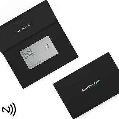 Kontaktlose NFC-Visitenkarte graviert mit eigenem Logo/Firmenlogo aus gebürstetem Edelstahl - Farbe: Brushed Silver Smartphone NFC-Visitenkarte aus Metall in Geschenkverpackung NFC Karte aus Edelstahl Visitenkarte erstellen Smartphone Kontaktdaten per NFC weitergeben Visitenkarte mit Gravur gravierte Visitenkarte mit eigenem Logo Firmenlogo Luxuriöses Geschenk für Männer und Frauen Farbe Silber Silver Magnetbox Geschenkbox