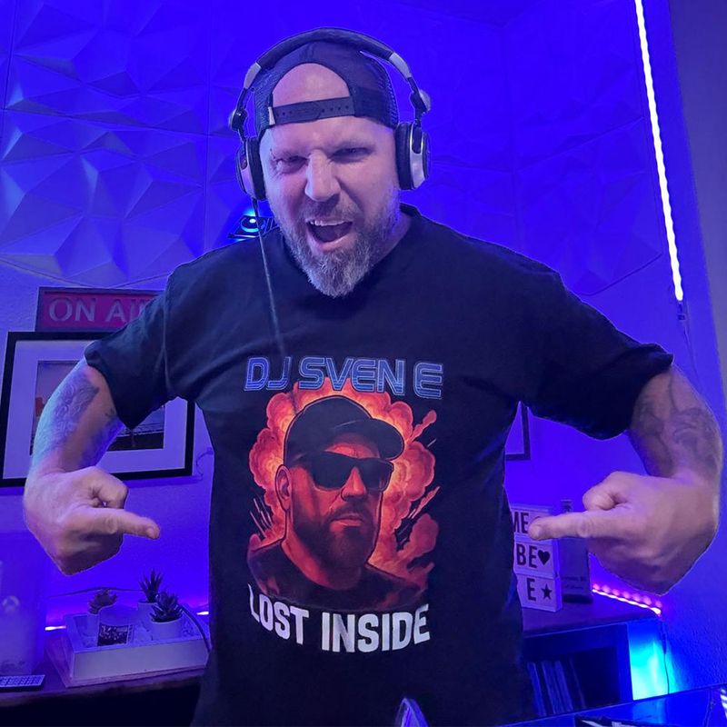 Sven E "LOST INSIDE" T-Shirt (Women)