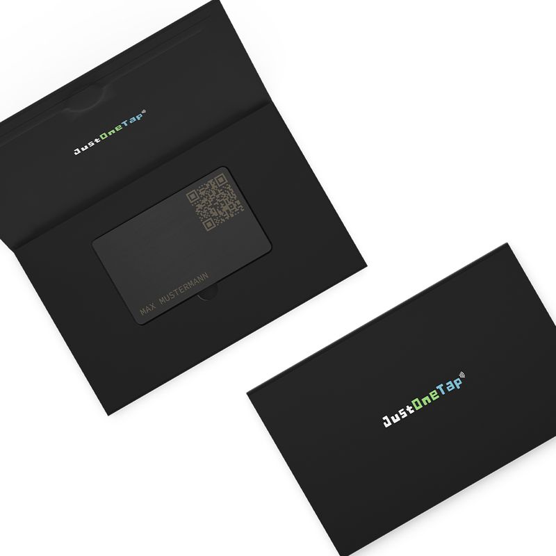 QR-Visitenkarte mit Namensgravur (gebürsteter Edelstahl in Pure Black)