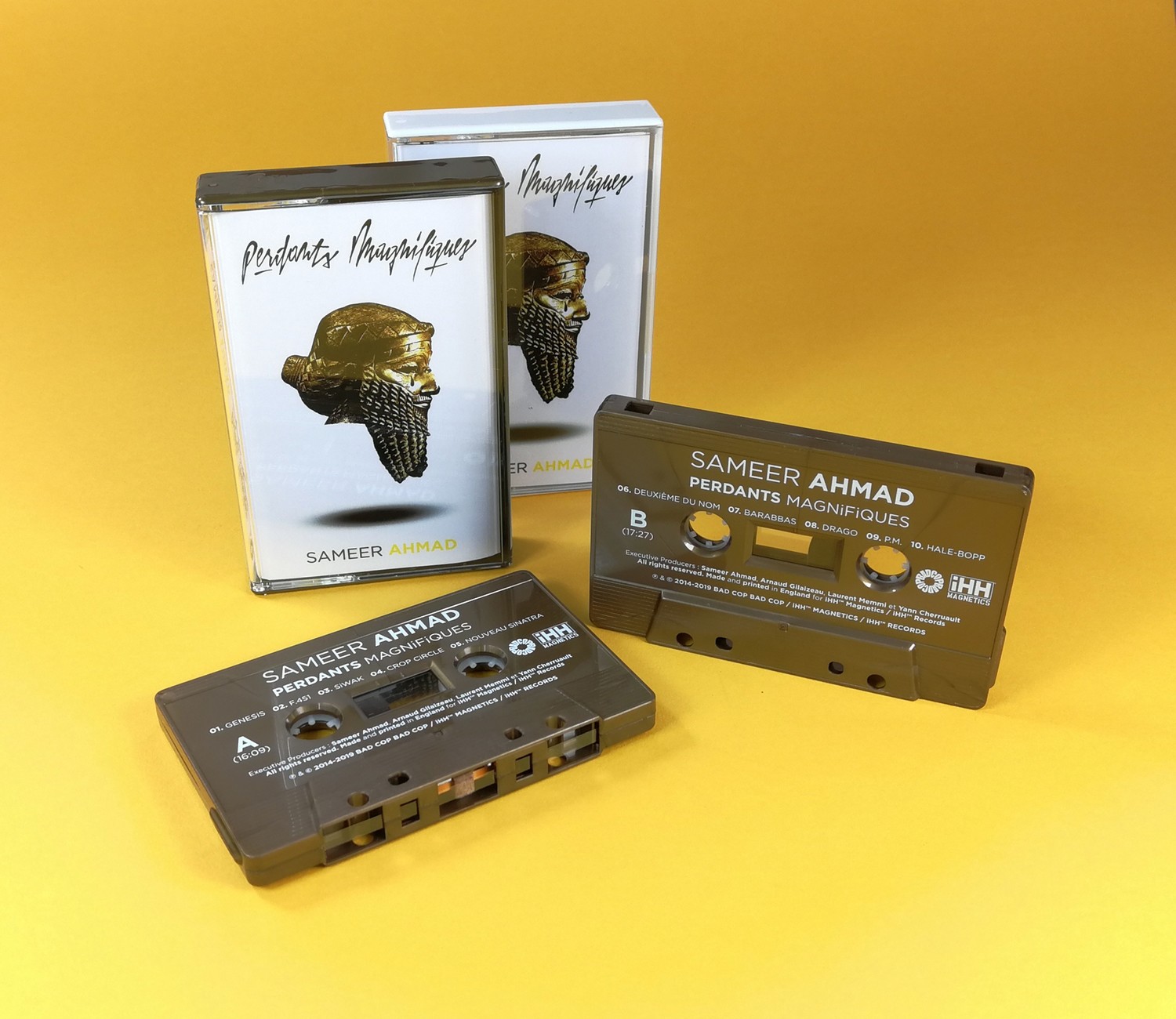[Cassette] SAMEER AHMAD "Perdants Magnifiques"
L'immense classique du MC de Montpellier enfin disponible en cassette couleur bronze. Édition limitée à 100 exemplaires. 50 boîtiers blanc, 50 bronze