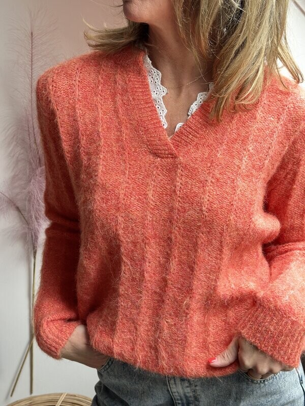 Pull orange et col dentelle