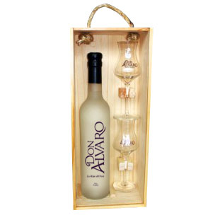 Botella de 500 ml. Pisco Puro con dos copas pisqueras
