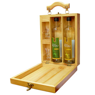 Maletín con dos botellas de 500 ml.  Pisco Acholado / Moscatel / Torontel / Mosto Verde  y 2 Queros pisqueros