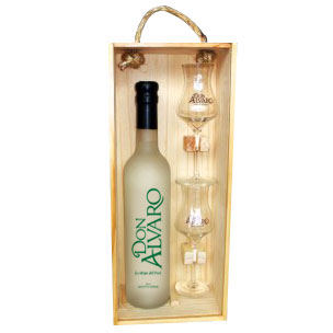 Botella de 500 ml. Pisco Mosto Verde con dos copas pisqueras