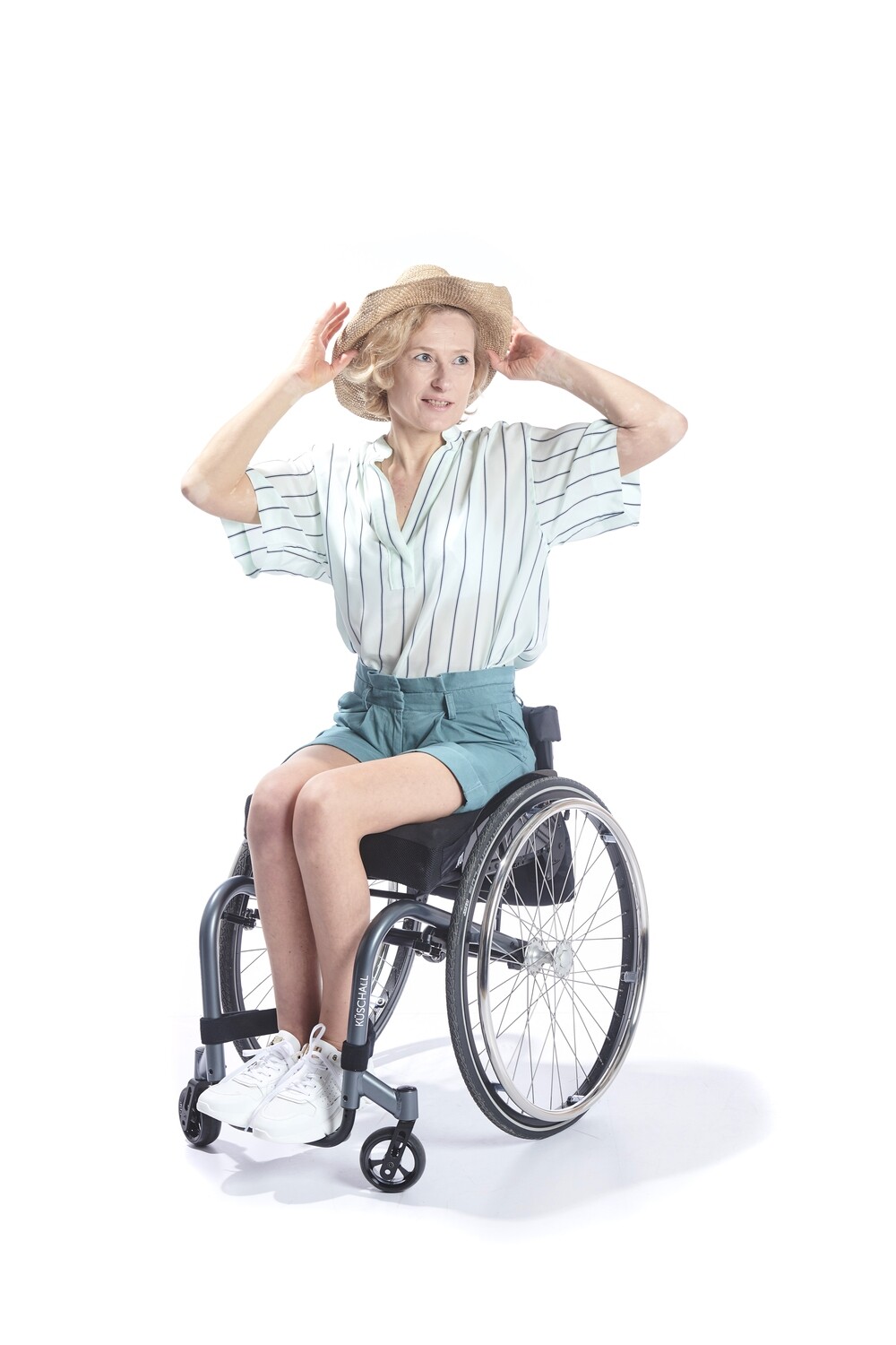 Wheelchairshorts with hook and eye fastener - green cotton