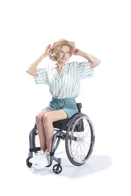 Wheelchairshorts with hook and eye fastener - green cotton