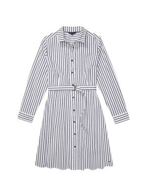 Dress with magnetic buttons