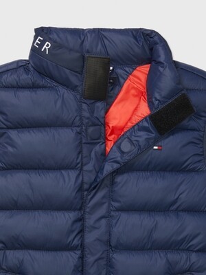Bodywarmer with magnetic buttons
