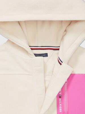 Hoodie with magnetic buttons