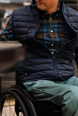Bodywarmer with magnetic zipper