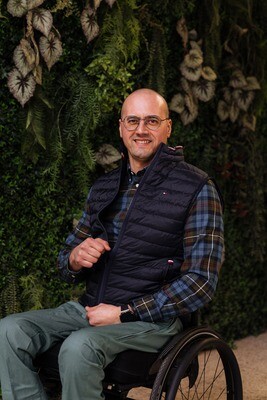 Bodywarmer with magnetic zipper